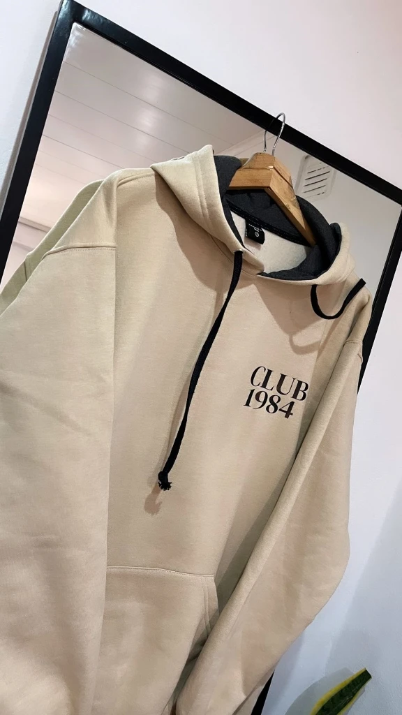 89A70F54-0337-4AA9-9A22-35D79A83F23C Buzo Canguro Hoodie Club 1984 (Calidad Premium-UNISEX)