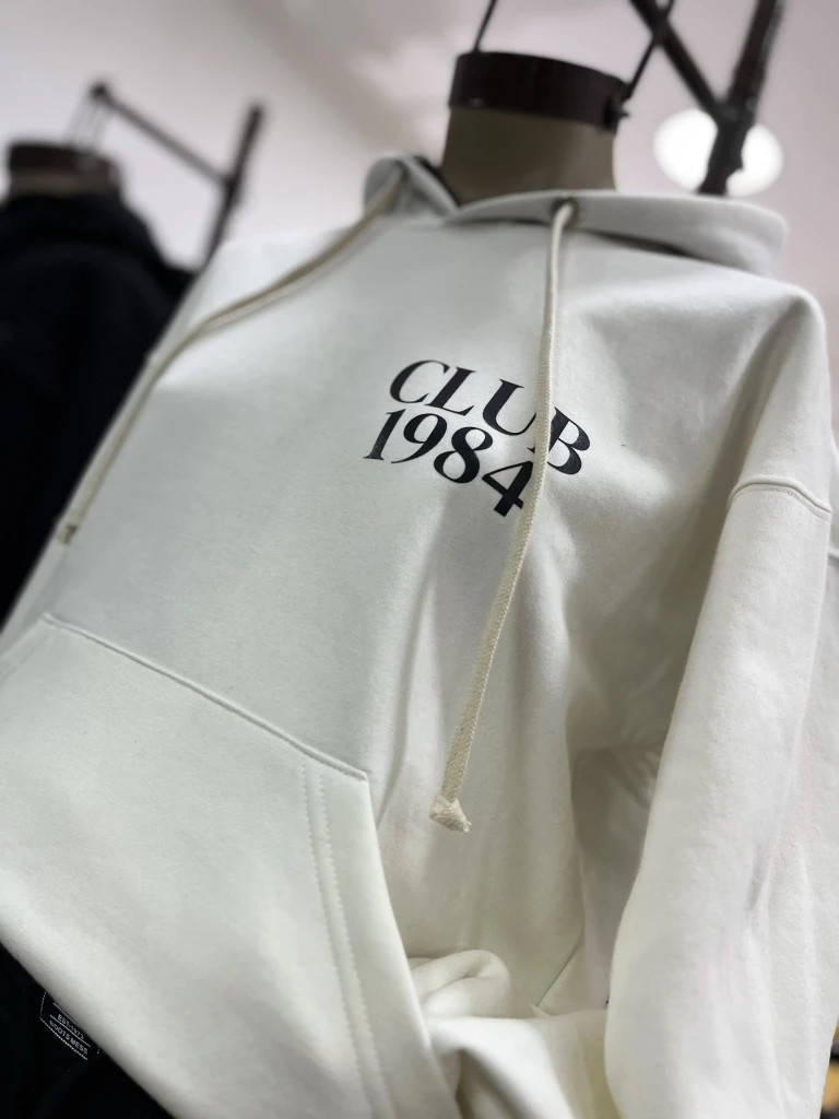 IMG1337 Buzo Canguro Hoodie Club 1984 (Calidad Premium-UNISEX)