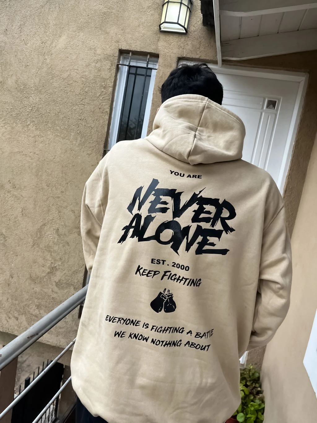 Buzo Canguro Hoodie Never Alone (Calidad Premium-UNISEX)