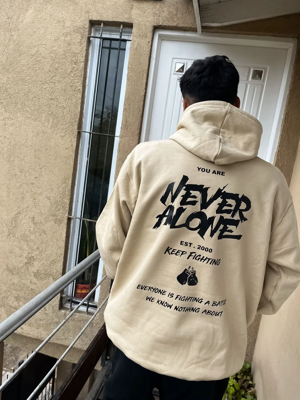 Buzo Canguro Hoodie Never Alone (Calidad Premium-UNISEX)