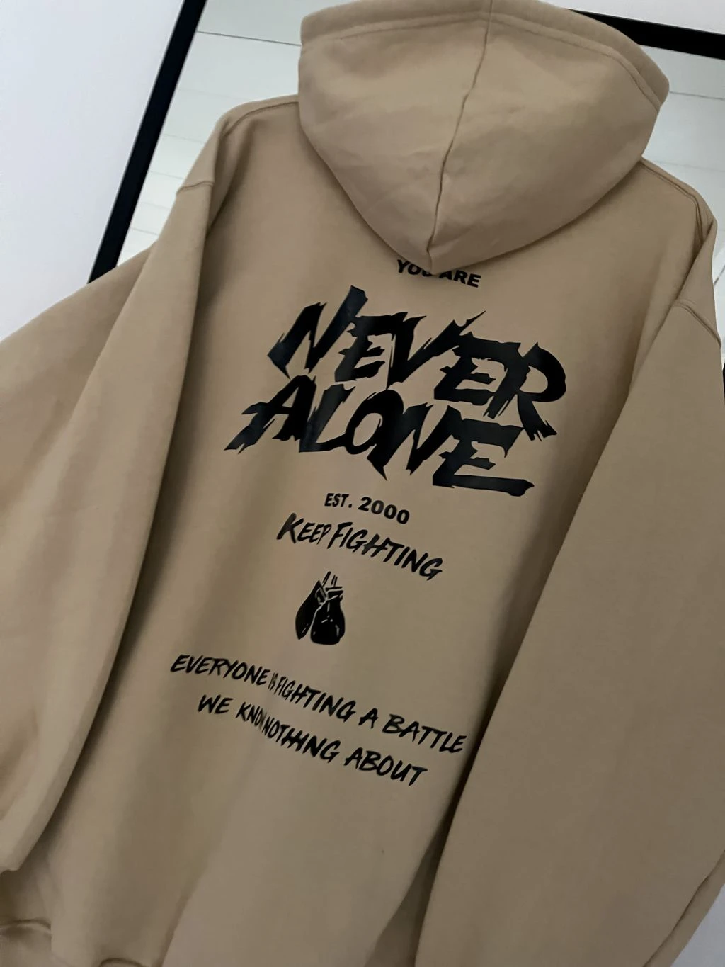 Buzo Canguro Hoodie Never Alone (Calidad Premium-UNISEX)