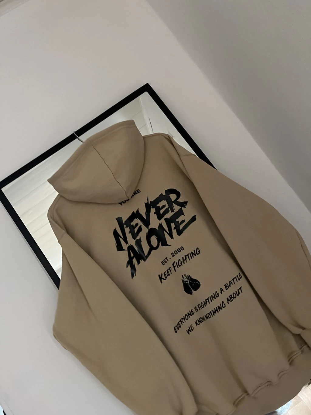 IMG2719 Buzo Canguro Hoodie Never Alone (Calidad Premium-UNISEX)