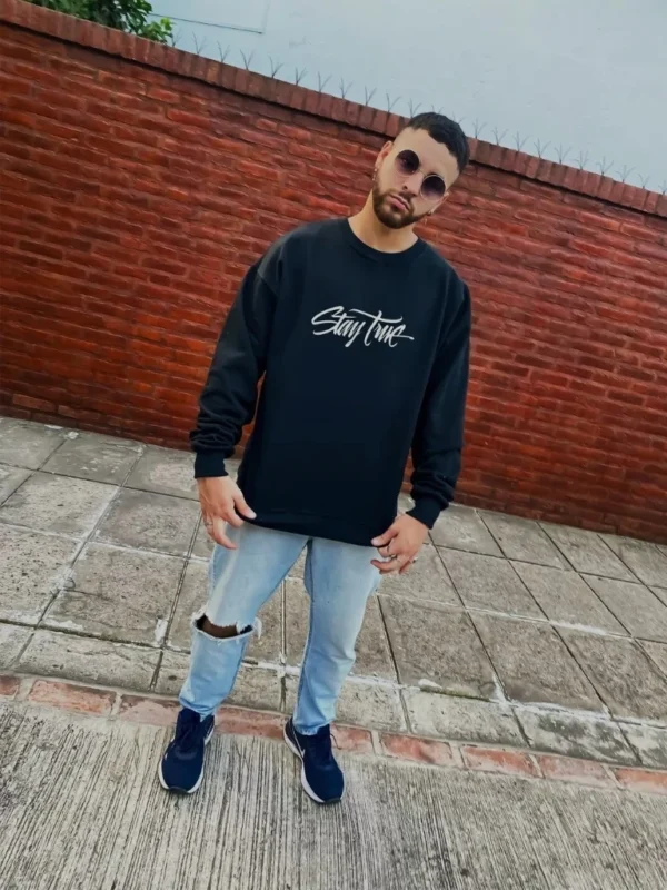 stay-true-modelo-cf73669a4860381ad817101867058336-1024-1024 Buzo Stay True (Calidad Premium-Unisex)