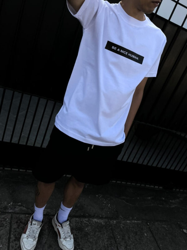 Remera Be A Nice Human (ALG-H)