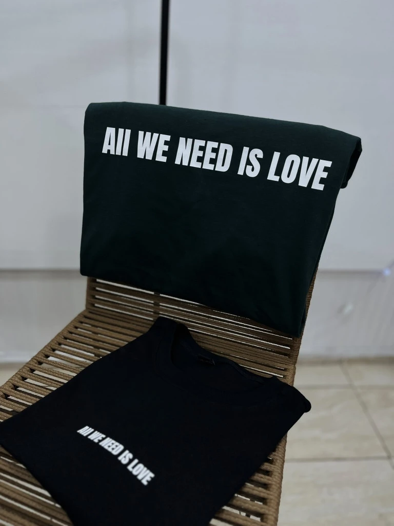 Remeron Oversize All We Need Is Love (Unisex-ALG)