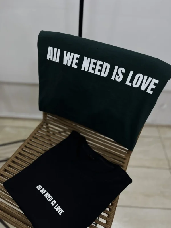 Remeron Oversize All We Need Is Love (Unisex-ALG)