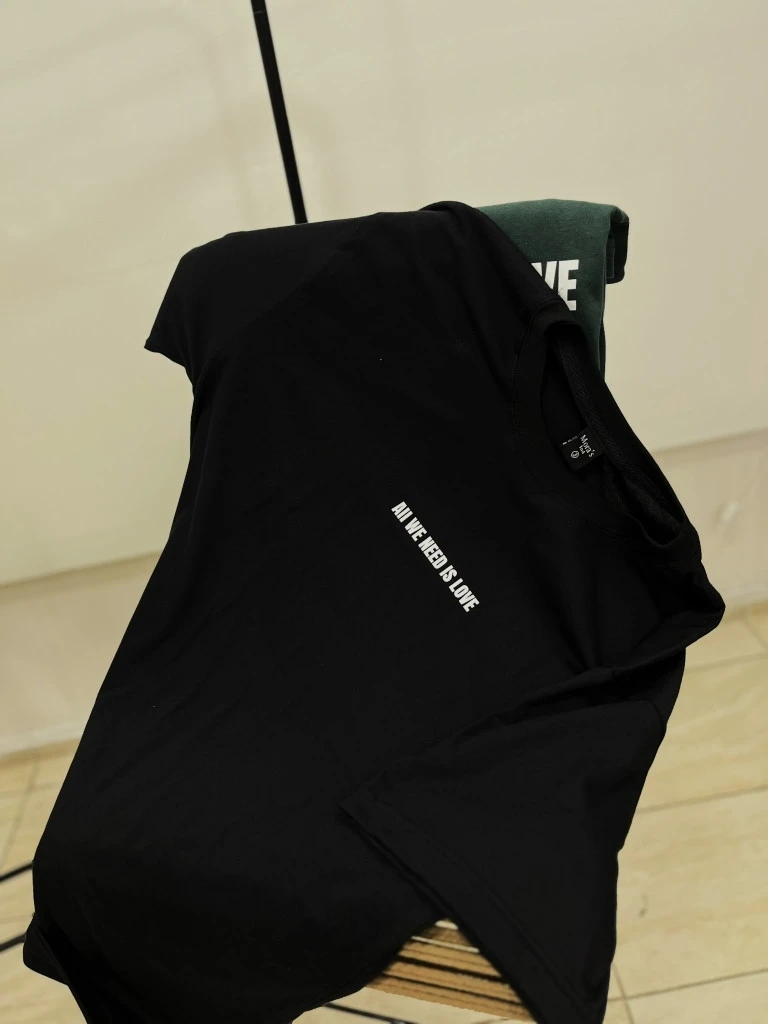 Remeron Oversize All We Need Is Love (Unisex-ALG)